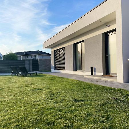 Klimatizovany Apartmanovy Dom, S Virivkou, 1B Senec Extérieur photo